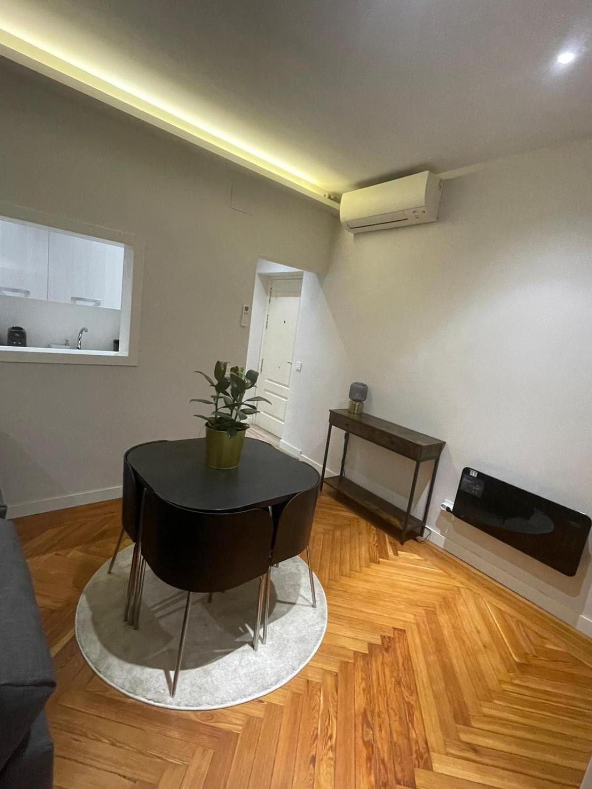 Apartment In Monumental Square Madrid Center מראה חיצוני תמונה